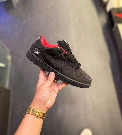 NIKE SB DUNK SUPREME BRED BLACK RED