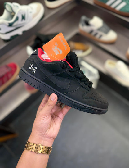 NIKE SB DUNK SUPREME BRED BLACK RED